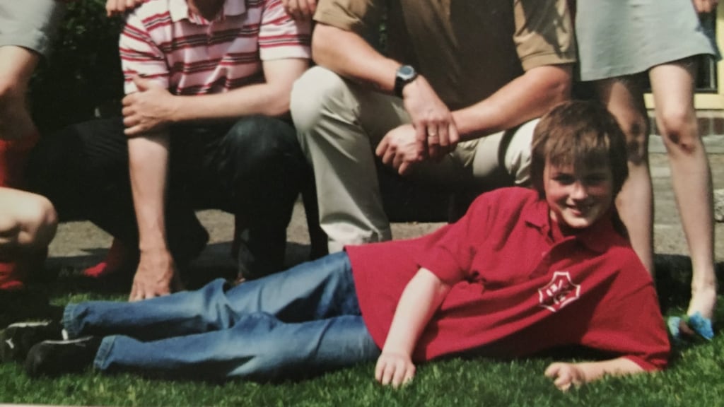 Lucas bij hockey, in een meisjesteam. Hij wist hier nog niet dat hij een transgender persoon was, maar wel dat hij geen hockeyrokje aan wilde, 2006/2007.