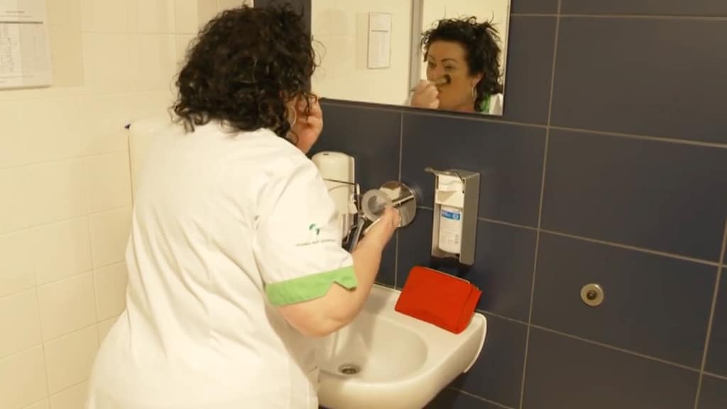 Caroline van der Plas leent make-up van Rachel Hazes: 'Veel te bruin'