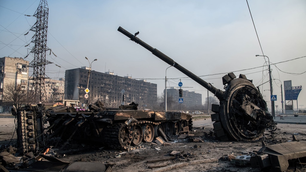 Een verwoeste Russische tank in Marioepol.