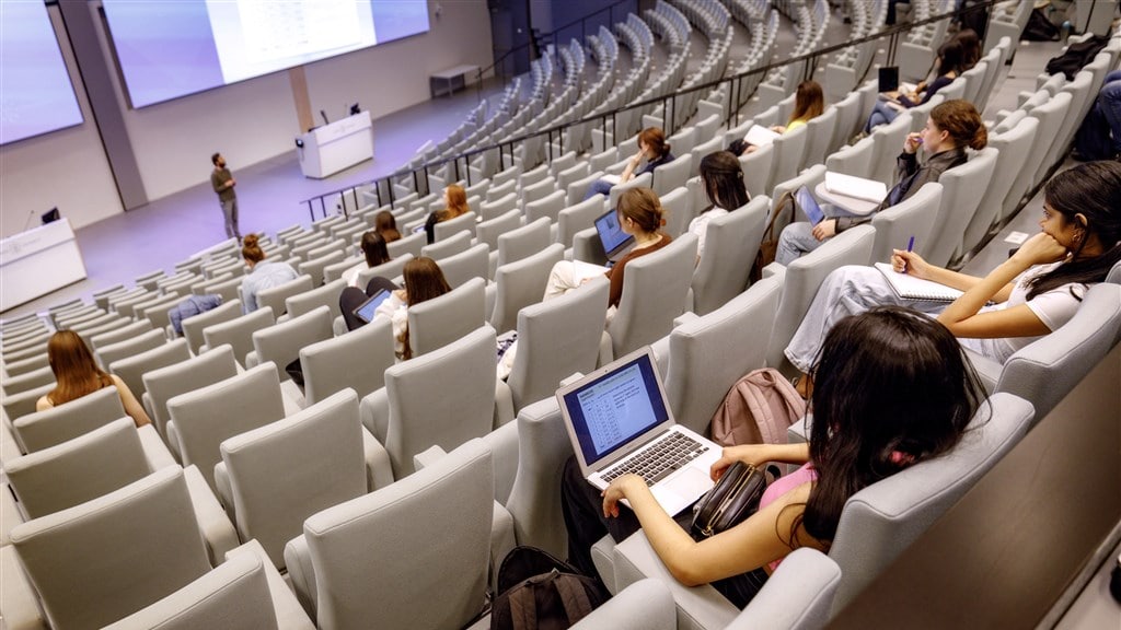 Met z'n tienen in de grote collegezaal: ook na corona blijven studenten thuis
