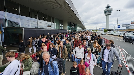Reizigers in opstand bij security Schiphol, marechaussee greep in