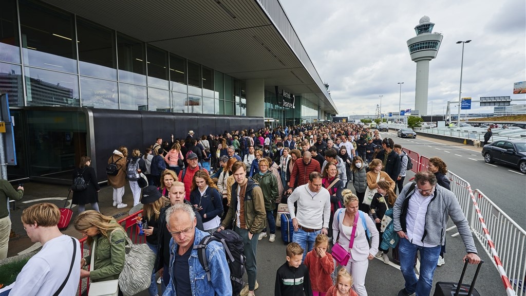 Reizigers in opstand bij security Schiphol, marechaussee greep in