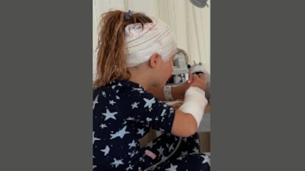 Roïs in het ziekenhuis met verband om haar hoofd.