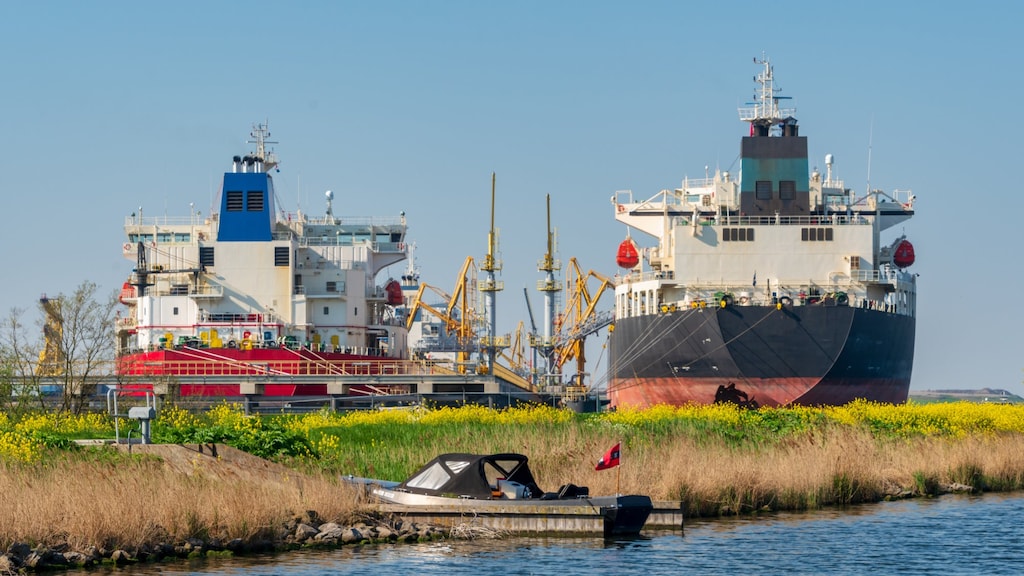 Slepers weigeren omstreden schip met Russische gasolie Amsterdam binnen te loodsen