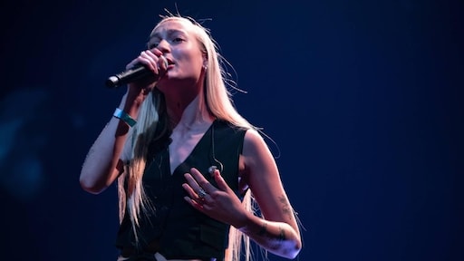 S10 showt voor het eerst haar outfit voor het Eurovisie Songfestival