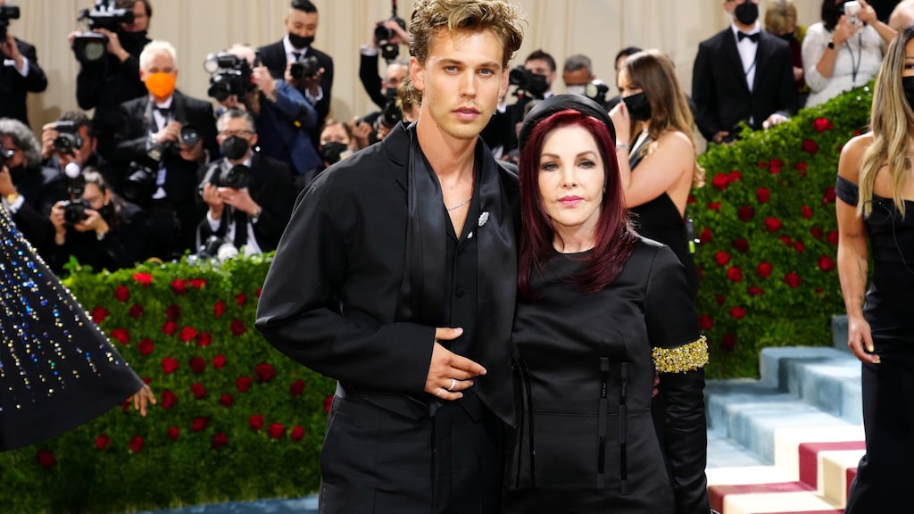 Priscilla Presley met Elvis-vertolker Austin Butler op Met Gala