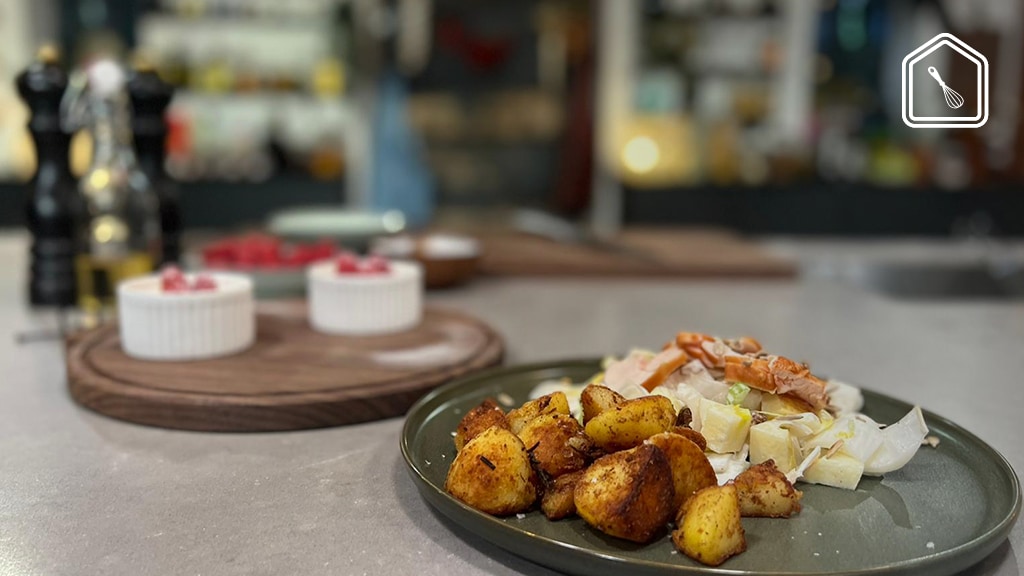 Witlofsalade met gerookte kip, gebakken aardappels én puddinkjes