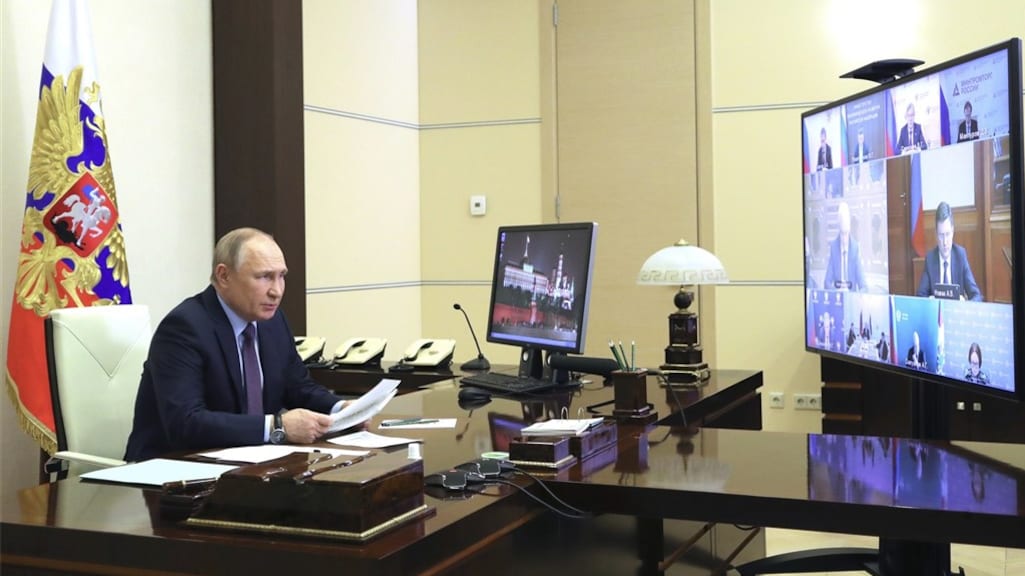 President Poetin bespreekt de situatie in de Russische olie- en gassector. Met het mogelijk wegvallen van export naar Europa hoopt Rusland meer olie naar landen in Afrika en Azië te kunnen exporteren.