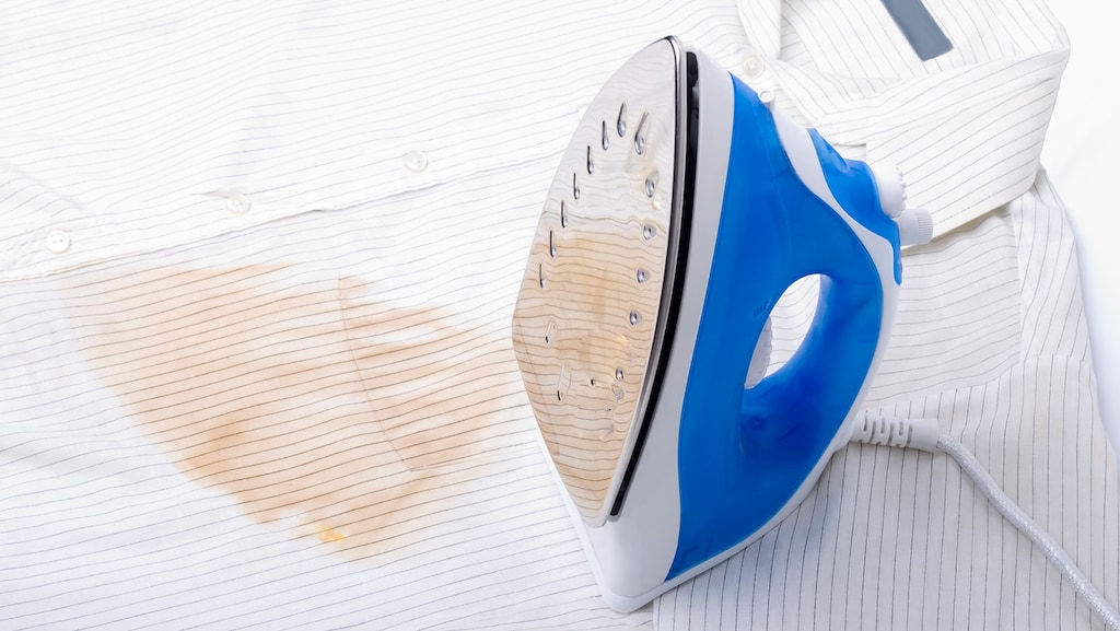 strijkijzer vlek op kleding