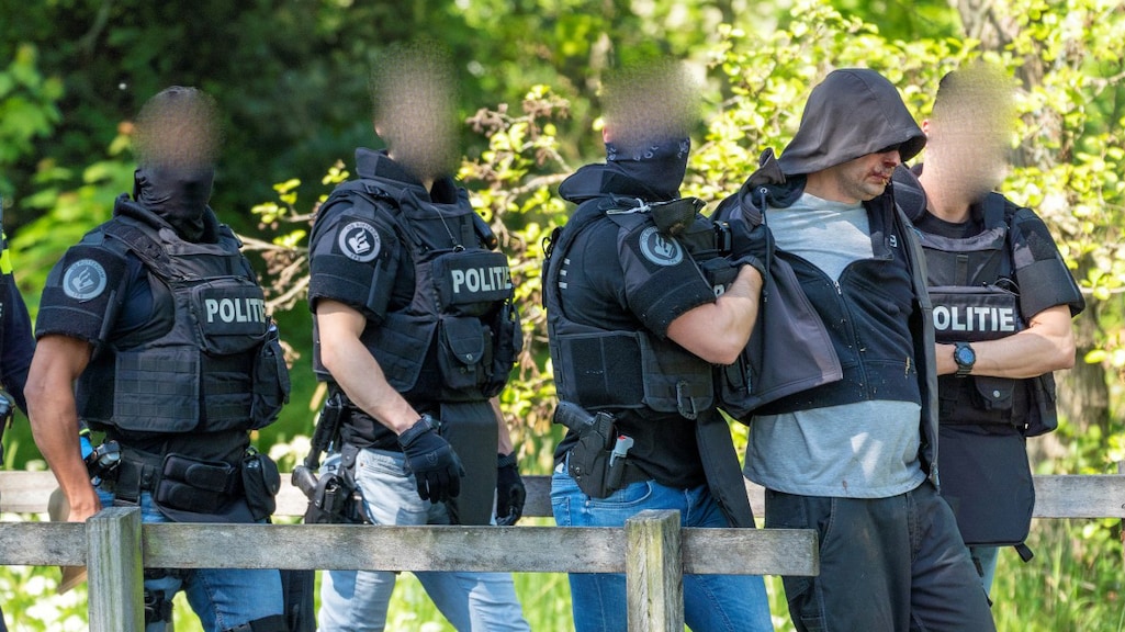 De verdachte van de schietpartij is aangehouden en afgevoerd.