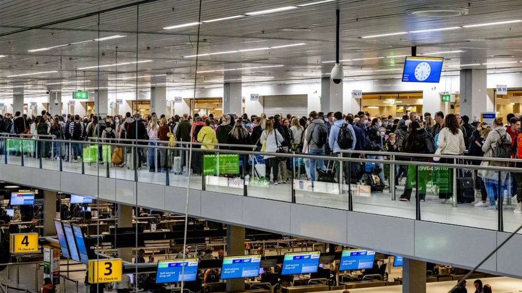 Schiphol zet kantoorpersoneel in om weekenddrukte hoofd te bieden