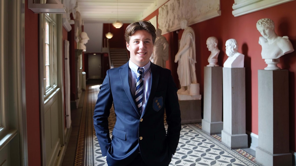 Prins Christian op de school.