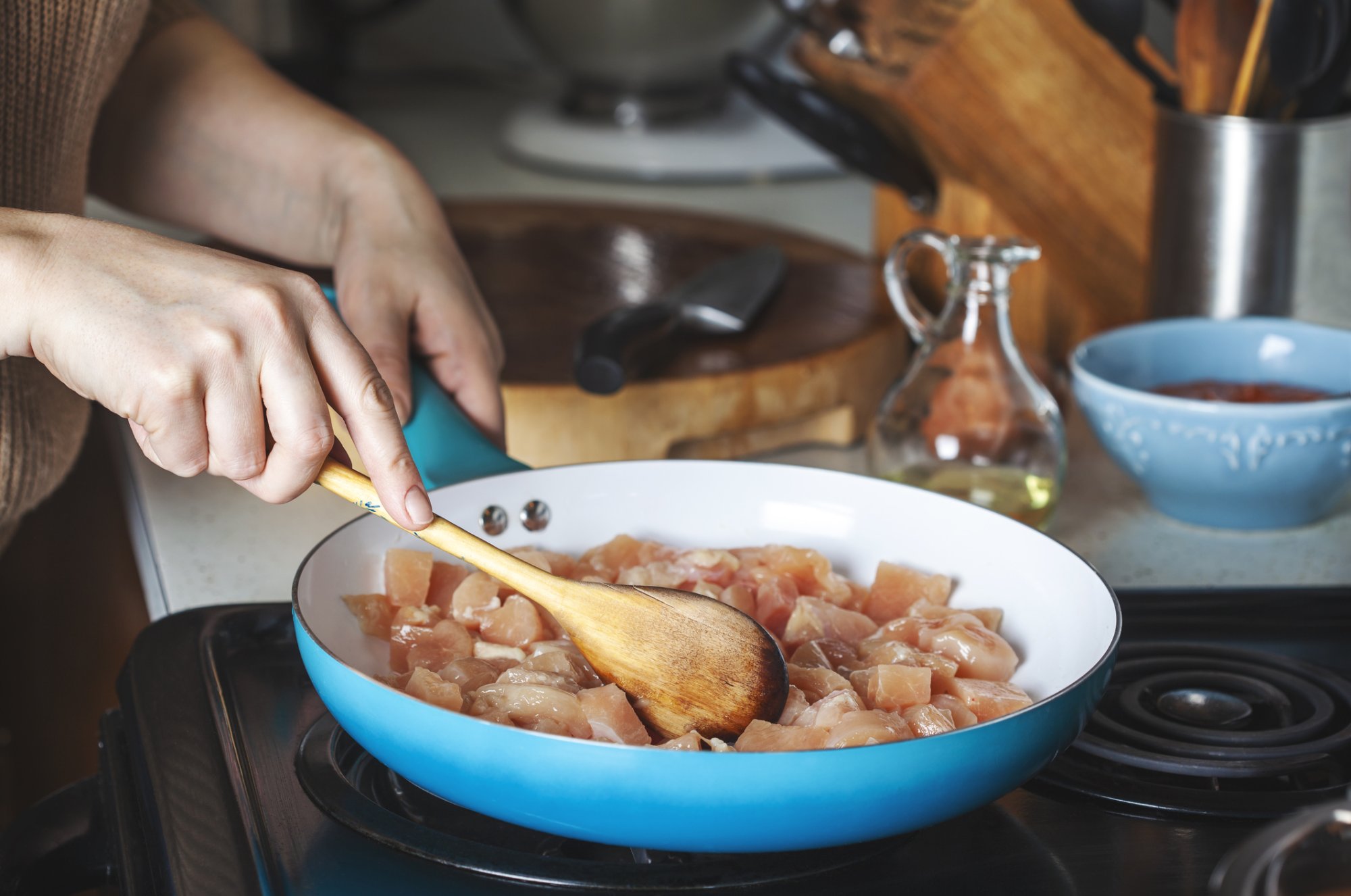 Rauwe kip niet wassen voor gebruik: 'Verspreidt bacteriën'