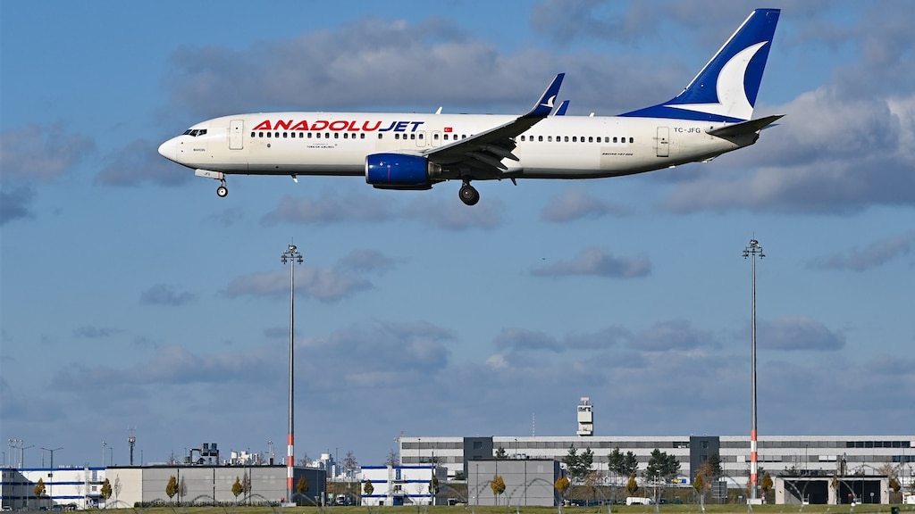 Passagiers krijgen foto's vliegcrash op telefoon: vliegtuig keert om