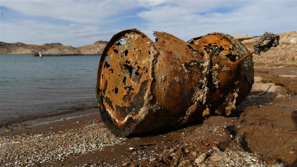 Een verroest metalen vat dat vlakbij de plaats ligt waar het vat met het menselijk lichaam werd gevonden.