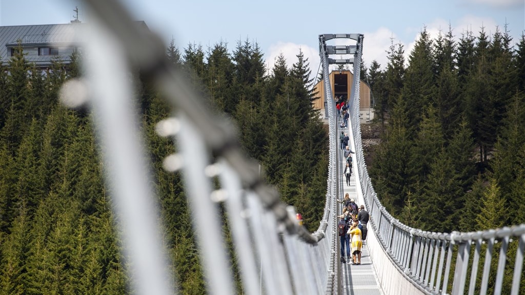 Vanaf vrijdag gaat de brug officieel open, maar journalisten mochten gisteren al een kijkje nemen.