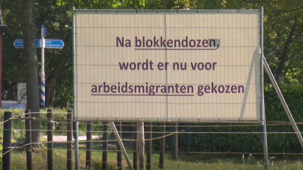 Een protestbord in de buurt van Venlo tegen de komst van arbeidsmigranten.