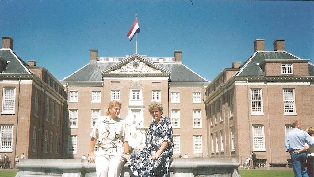 Yvonne met haar moeder in 1992 tijdens een bezoekje aan paleis 't Loo.