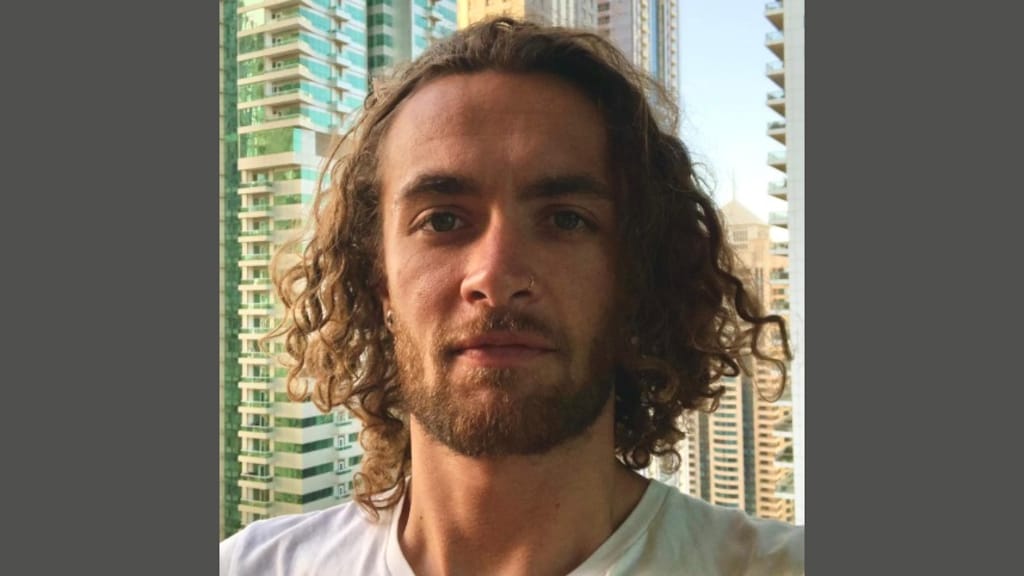 De Nieuw-Zeelandse Dylan in zijn huidige woonplaats Dubai.