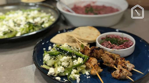 Griekse kipspiezen met bietentzatziki en courgettesalade