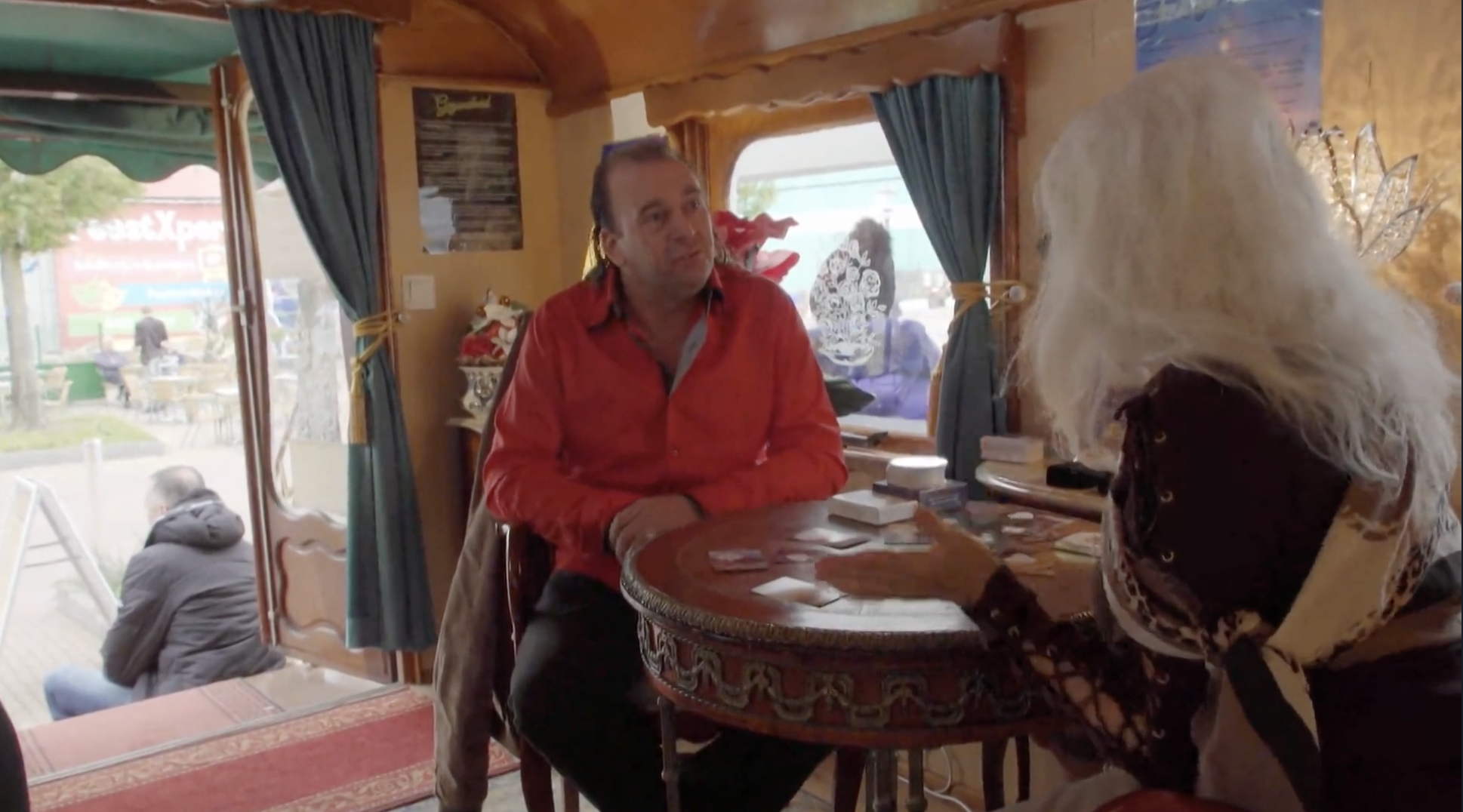 Tony brengt een bezoekje aan een waarzegster