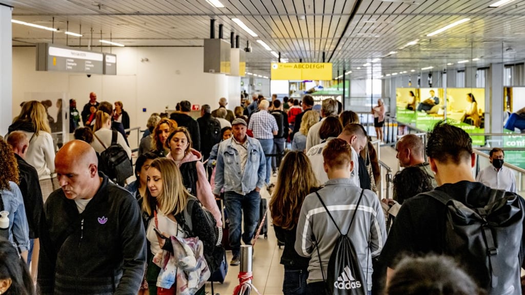 FNV dreigt met grootschalige acties op Schiphol vanaf 1 juni om hoge werkdruk