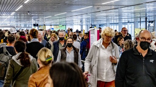Schiphol-baas Benschop keert terug uit Zwitserland om chaos luchthaven