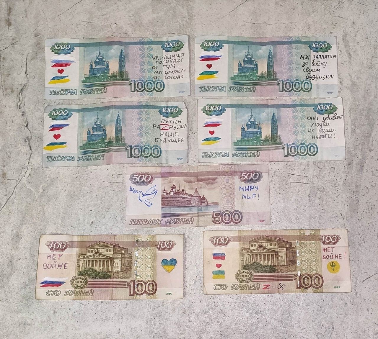 Roebelbiljetten met Oekraïense vlaggen en protestleuzen