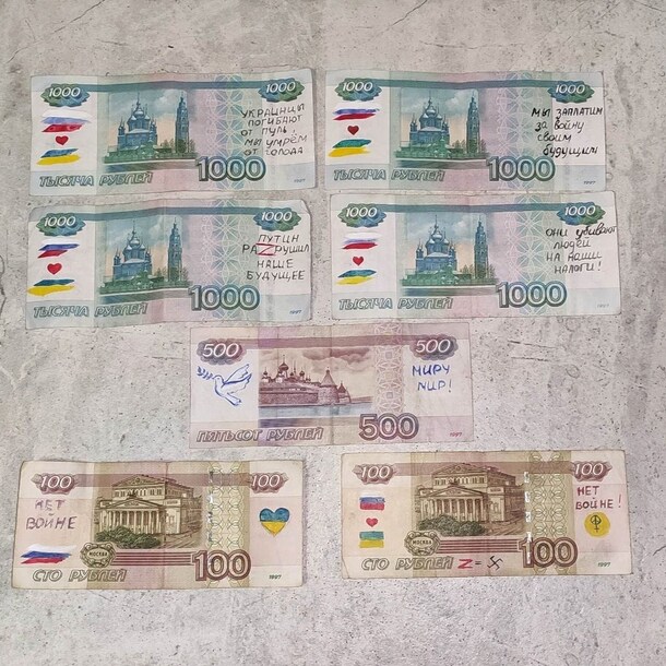 Roebelbiljetten met Oekraïense vlaggen en protestleuzen