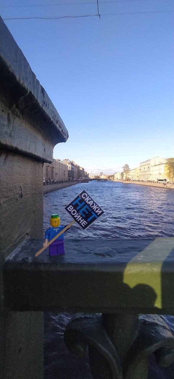 Legopoppetje in Sint-Petersburg met protestleus "Zeg nee tegen de oorlog"