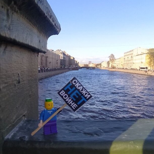 Legopoppetje in Sint-Petersburg met protestleus "Zeg nee tegen de oorlog"
