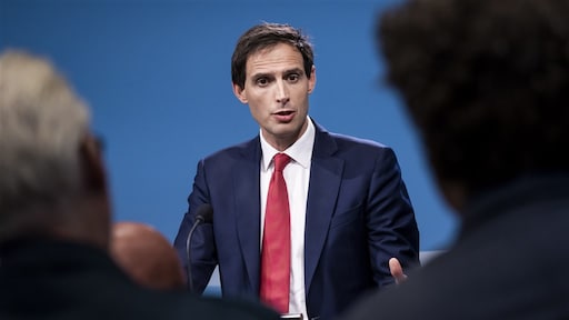 Hoekstra: kabinet in nauw overleg met Schiphol over drukte