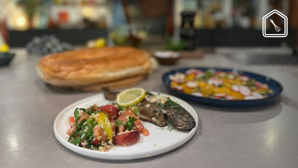 Hele forel met amandelen, Arabische kruidensalade en sinaasappelradijssalade