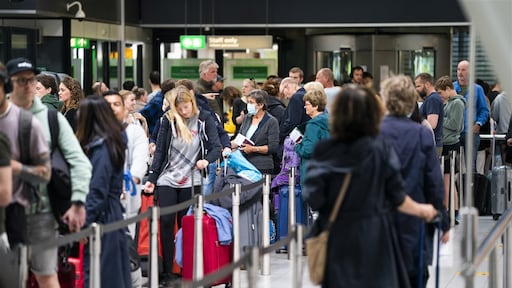 Actieplan Schiphol tegen chaos, KLM zet rem op ticketverkoop
