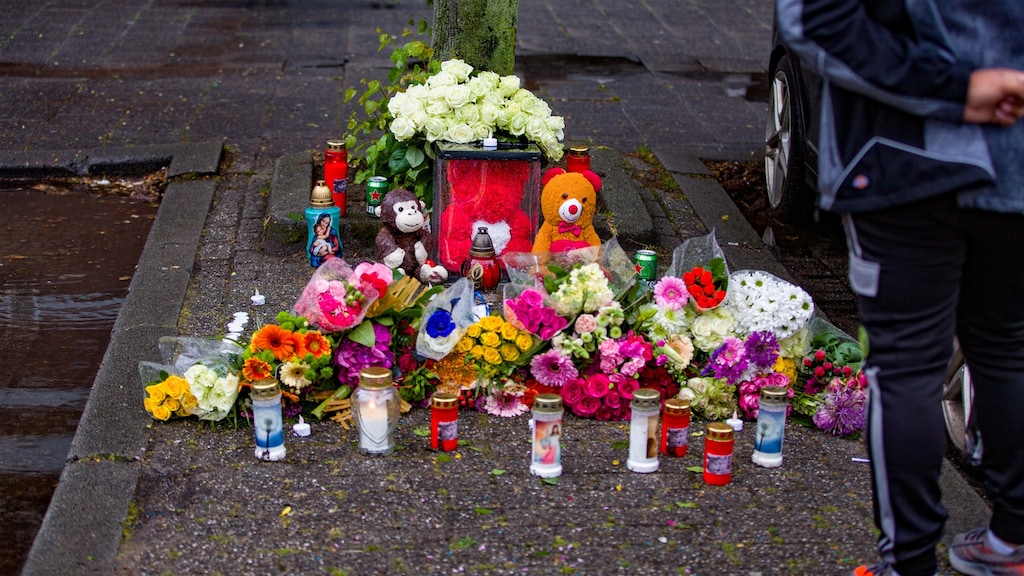 Verschillende mensen kwamen samen om de doodgeschoten Rotterdammer te herdenken.