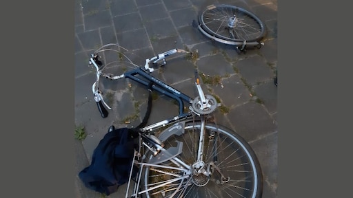 Groepje fietsers aangereden in Eindhoven, auto rijdt door