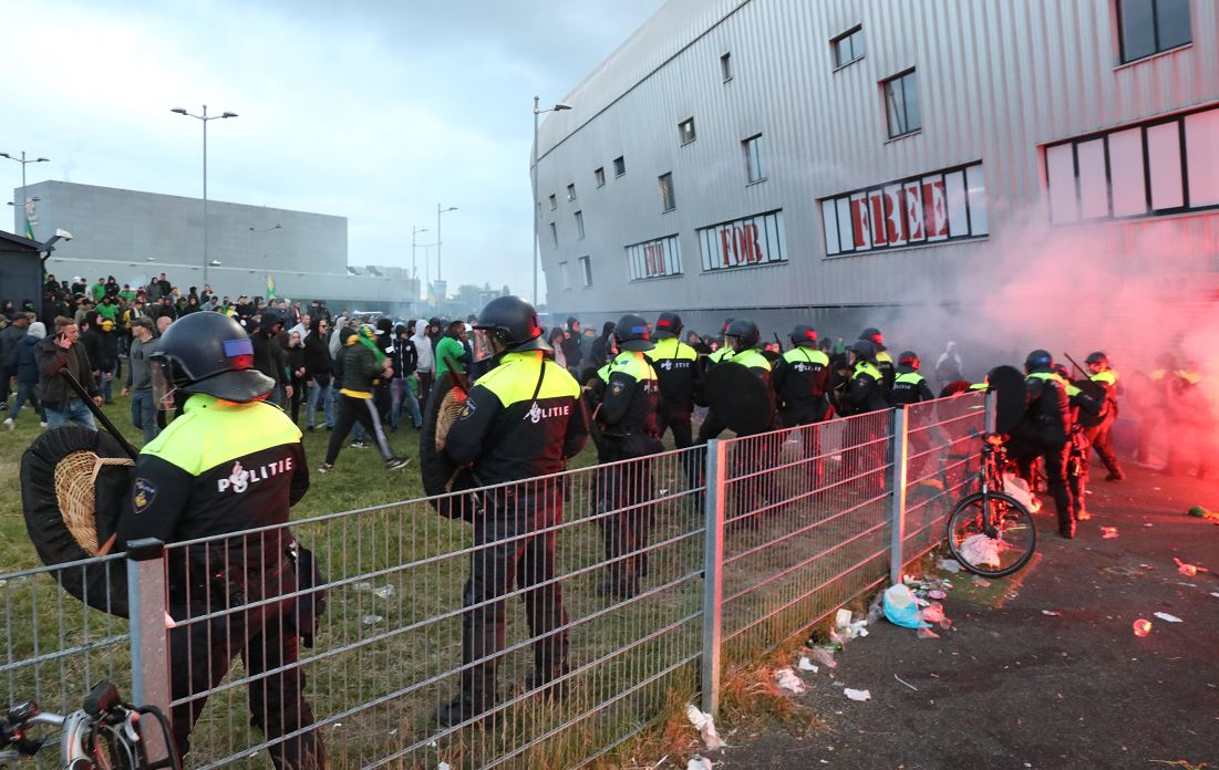 Rellen in en rond stadion ADO Den Haag na mislopen promotie