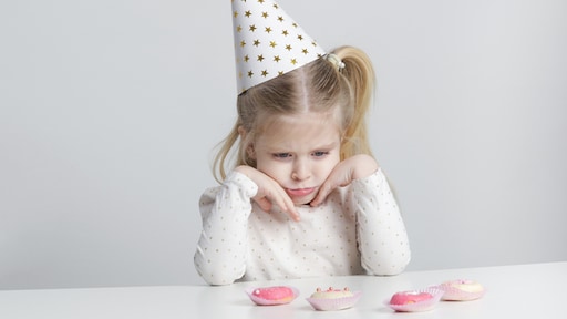 'Mijn dochter (8) wil niet naar de kinderfeestjes waarvoor ze wordt uitgenodigd'