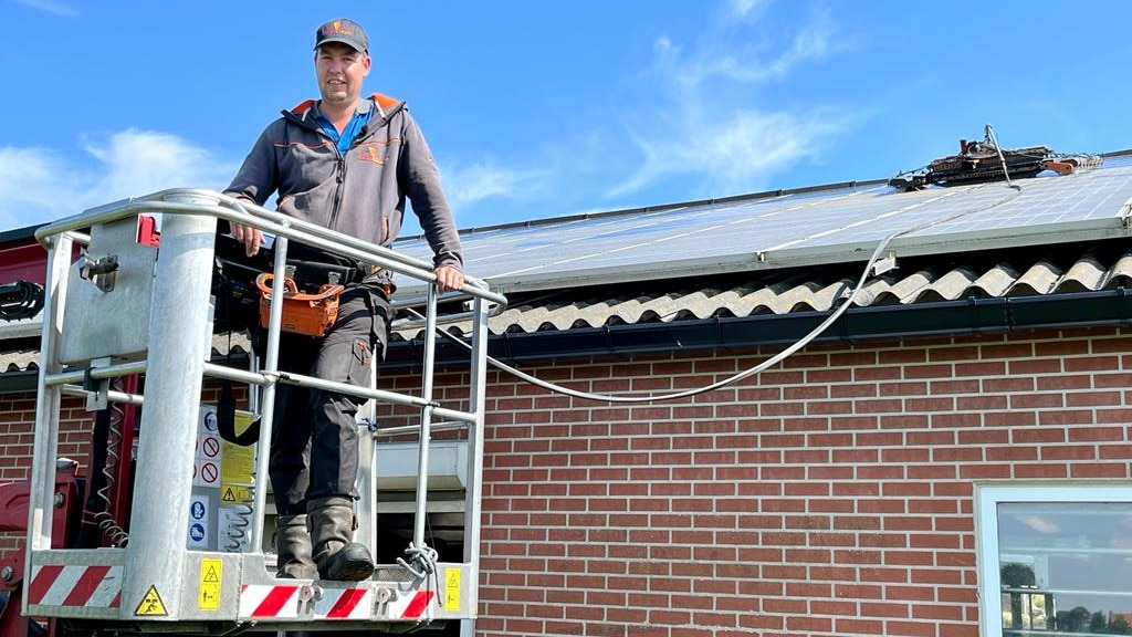 Stof op zonnepanelen zorgt voor minder opbrengst: 'Scheelt honderden euro's'