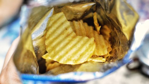 Moeten alle ongezonde producten duurder worden? 'Zak chips mag best 5 euro kosten'