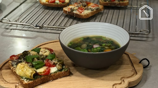 Snelle groentesoep met pesto en pizzabroodjes