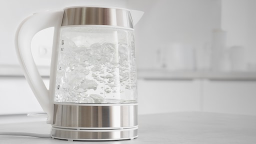 Zo ontkalk je een waterkoker zonder ontkalkingsmiddel of azijn