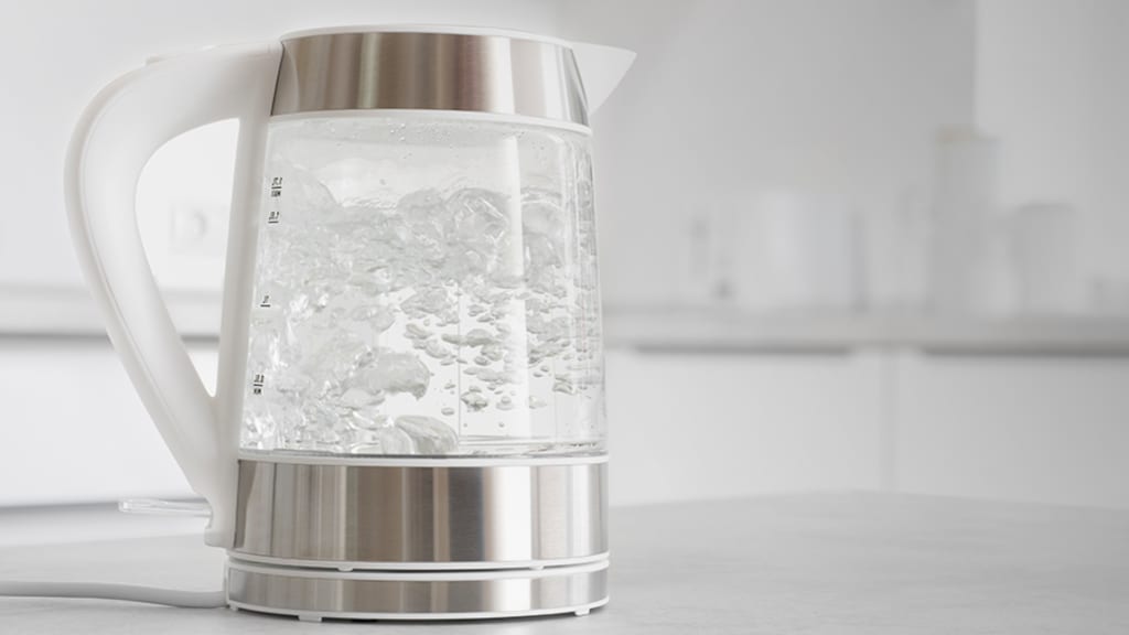 Zo ontkalk je een waterkoker zonder ontkalkingsmiddel of azijn