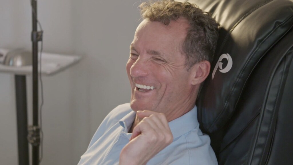 John de Bever laat 'een kilo kalknagel' wegknippen tijdens vakantie