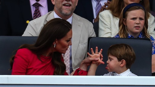 Gekke bekken en boos: fans smullen van prins Louis (4) op feest Elizabeth