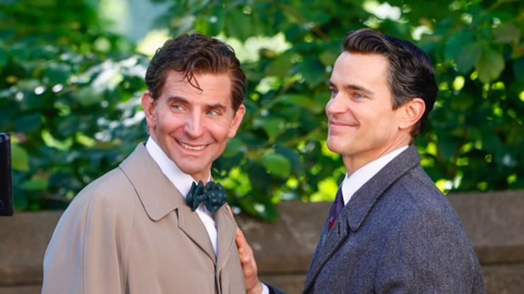 Acteurs Bradley Cooper en Matt Bomer zoenend op de kiek gezet