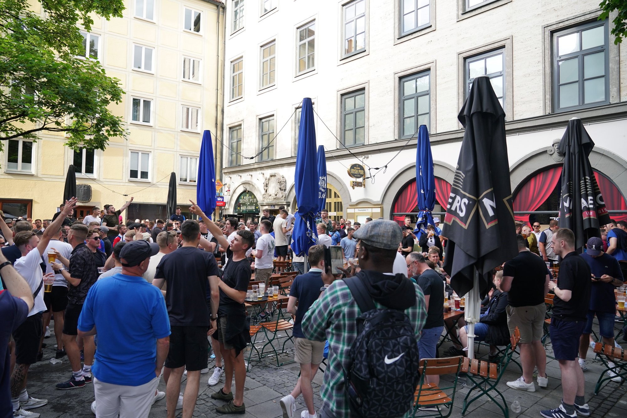 Engelse supporters brengen nazigroet aan Duitse agenten: 7 arrestaties