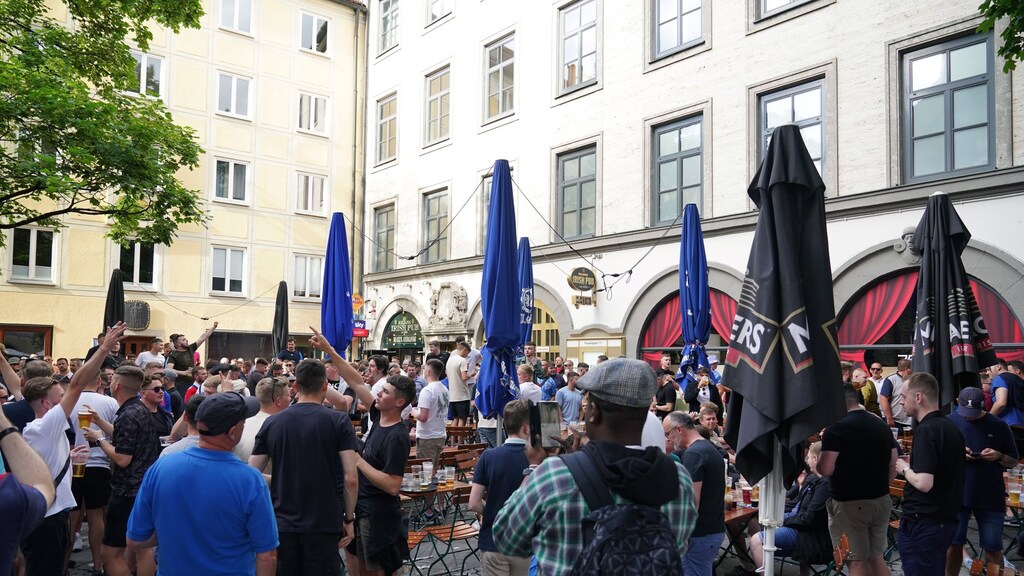 Engelse supporters brengen nazigroet aan Duitse agenten: 7 arrestaties