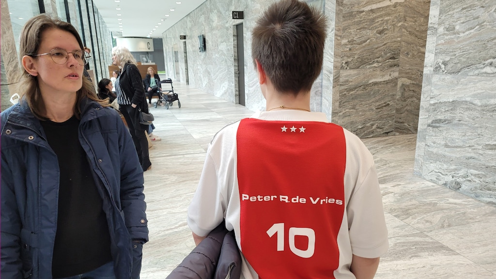 Mona in de rechtbank.