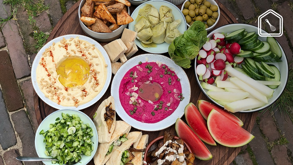 Kleurrijke borrelplank met pita’s in Tel Aviv stijl